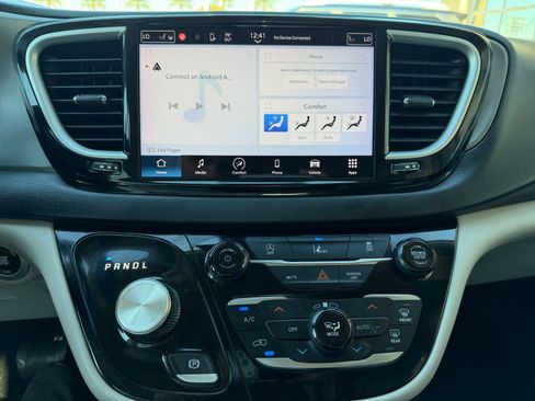 Used 2022 Chrysler Pacifica Touring-L image 28