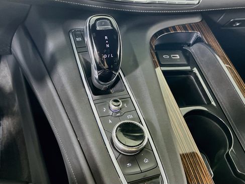Used 2022 Cadillac Escalade Luxury w/ LPO, Illumination Package AWD/4WD image 17