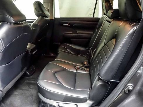 Used 2023 Toyota Highlander XLE AWD/4WD image 11