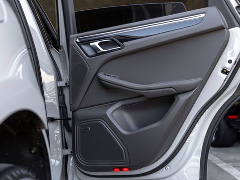 Certified 2025 Porsche Macan AWD/4WD image 47