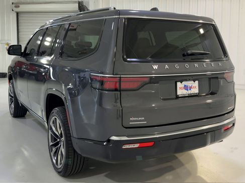 Used 2022 Jeep Wagoneer Series III w/ Premium Group I AWD/4WD image 8
