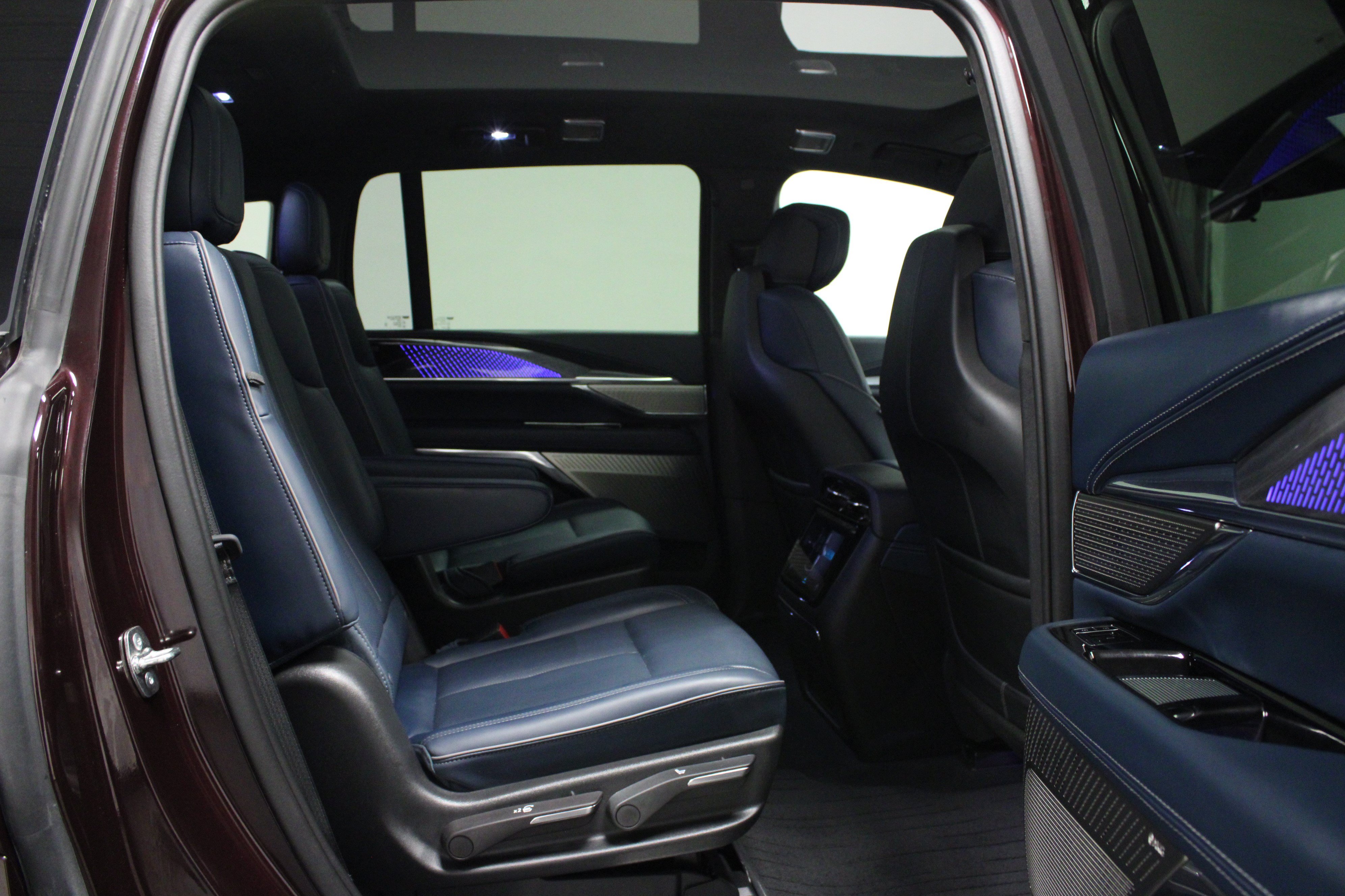 Used 2025 Cadillac Escalade IQ Luxury 2 w/ LPO, Premium Carpet Package AWD/4WD image 16