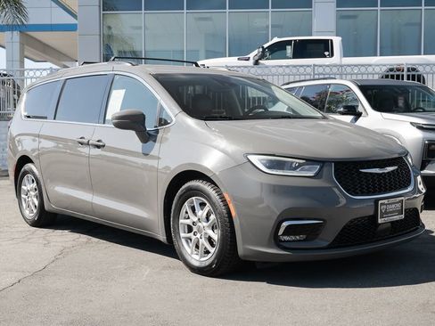 Used 2022 Chrysler Pacifica Touring-L FWD image 2