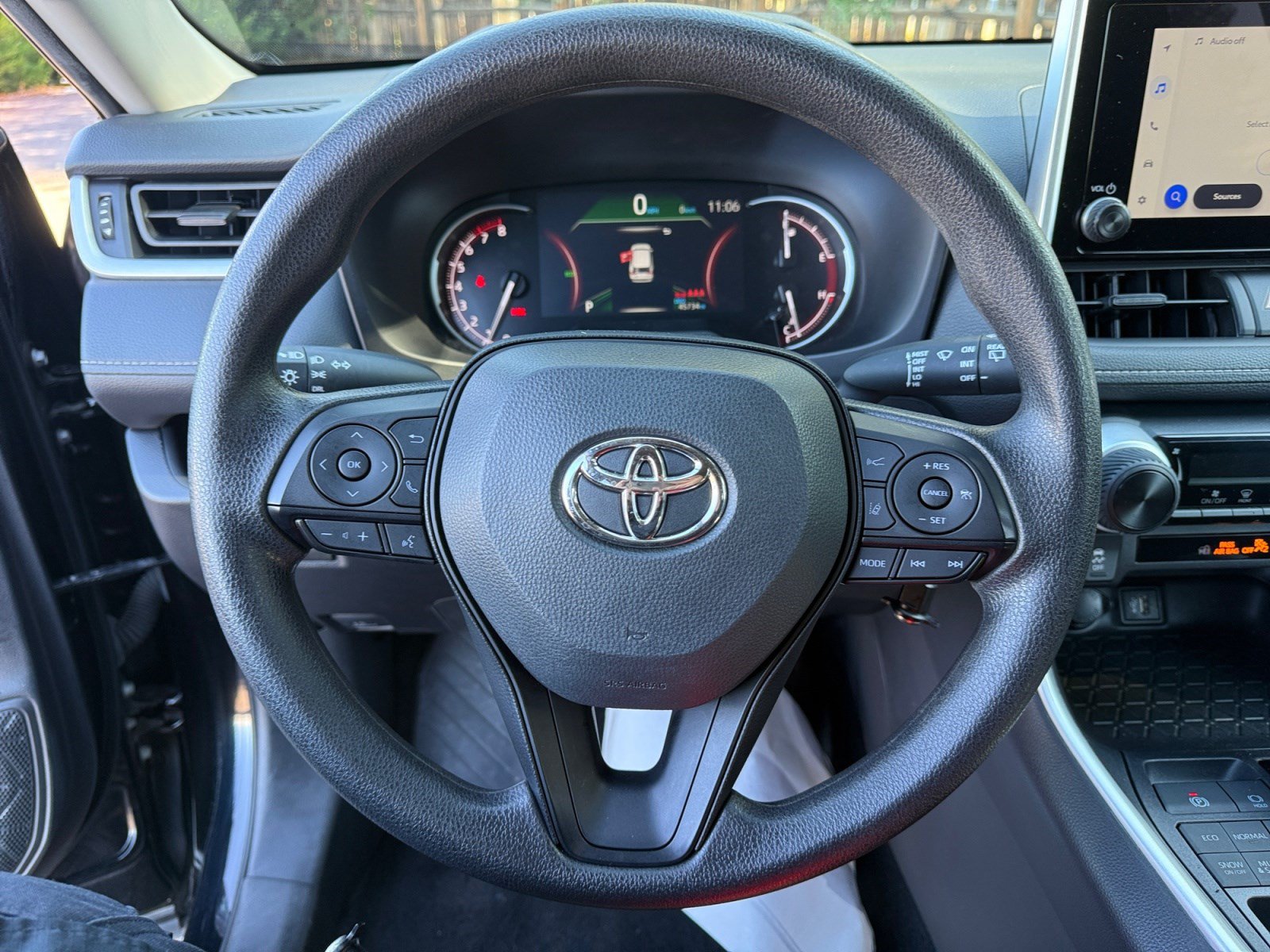 Used 2025 Toyota RAV4 LE AWD/4WD image 9