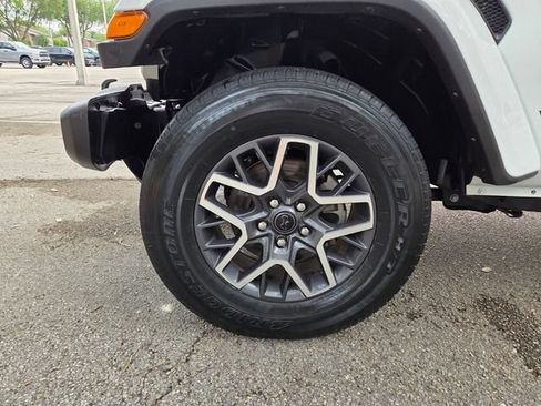 Used 2025 Jeep Wrangler Unlimited Sahara AWD/4WD image 11