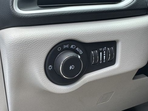 Used 2024 Chrysler Pacifica Touring-L FWD image 33