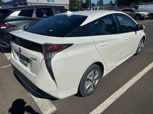 Used 2018 Toyota Prius Two w/ Prius Two Safety Plus Package FWD image 3