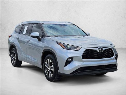 Used 2022 Toyota Highlander XLE FWD image 3
