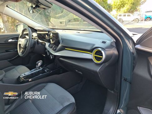 Used 2025 Chevrolet Trax LT FWD image 22