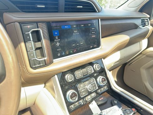 Used 2021 GMC Yukon XL Denali w/ Denali Premium Package AWD/4WD image 30
