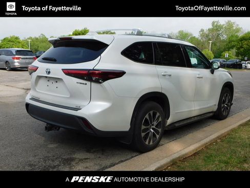 Used 2022 Toyota Highlander XLE AWD/4WD image 4