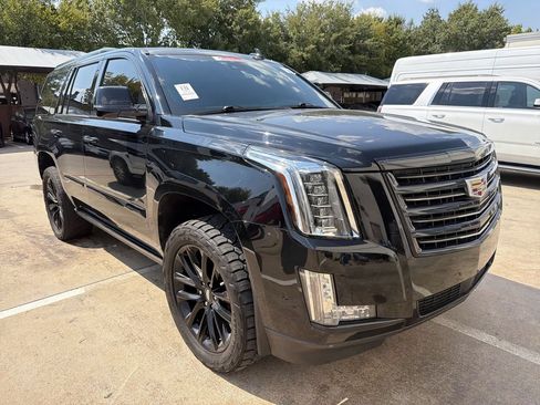 Used 2020 Cadillac Escalade Platinum AWD/4WD image 2