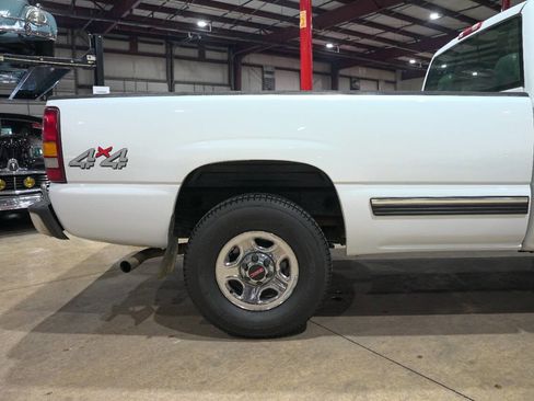 Used 2000 Chevrolet Silverado 1500 LS 2dr 4WD Standard Cab LB w/ Exterior Appearance Pkg image 9
