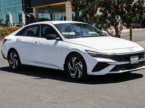 Certified 2025 Hyundai Elantra SEL FWD image 6