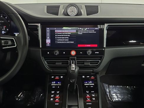 Certified 2025 Porsche Macan image 16