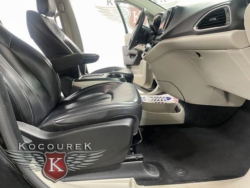 Used 2023 Chrysler Pacifica Touring-L image 22