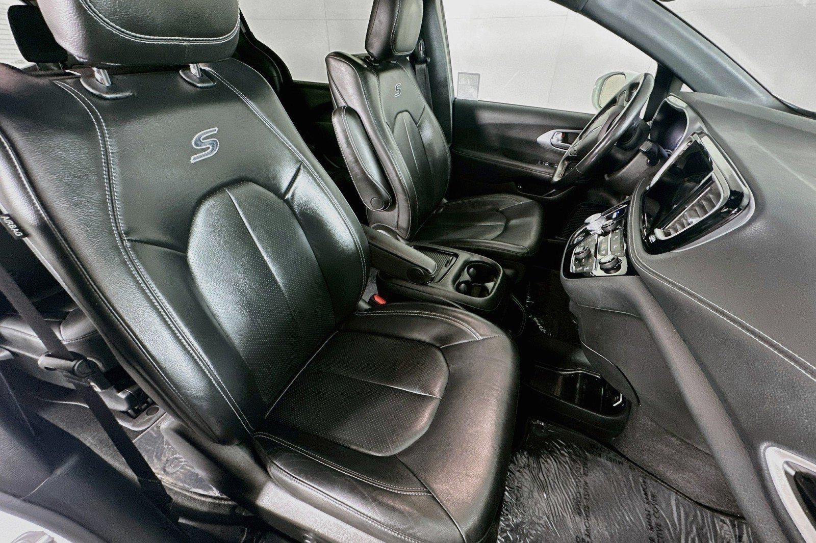 Used 2021 Chrysler Pacifica Touring-L w/ Uconnect Theater Family Group FWD image 8