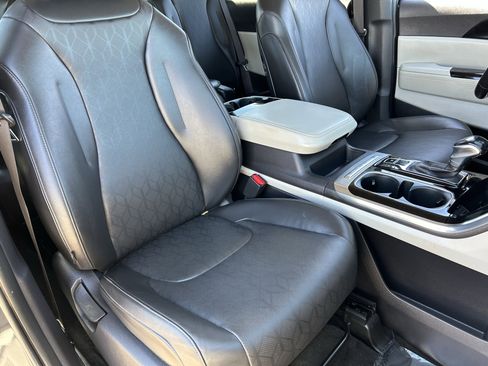 Used 2022 Kia Carnival EX image 9