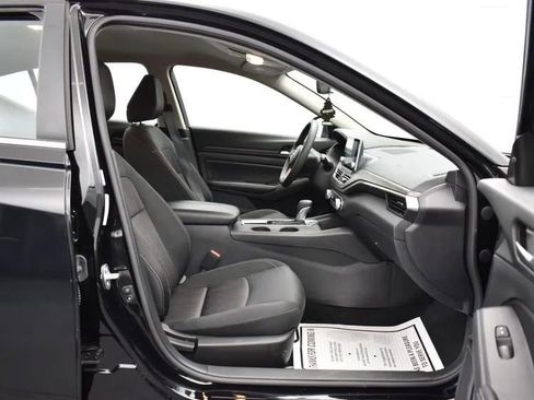 Used 2025 Nissan Altima 2.5 SV image 16