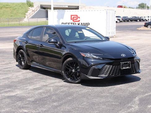 Used 2026 Toyota Camry SE AWD/4WD image 2