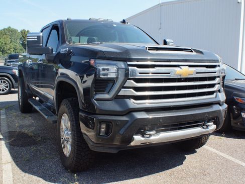 Used 2025 Chevrolet Silverado 2500 High Country w/ High Country Premium Package AWD/4WD image 3