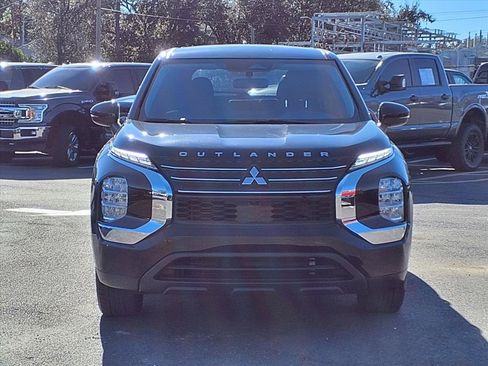 Used 2024 Mitsubishi Outlander ES image 2