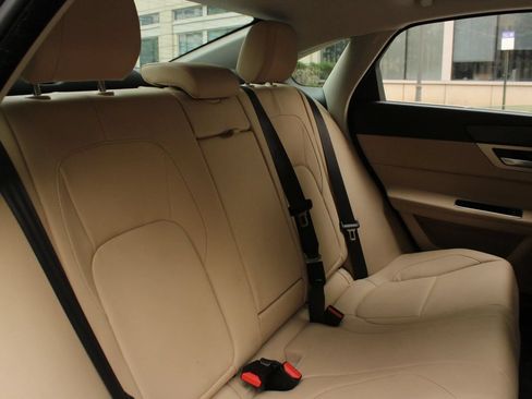 Used 2017 Jaguar XF Premium RWD image 21