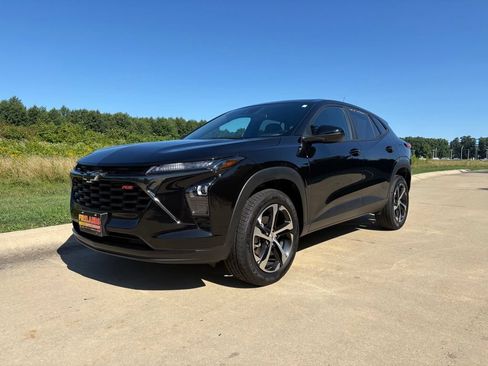 Used 2024 Chevrolet Trax RS w/ Driver Confidence Package FWD image 1
