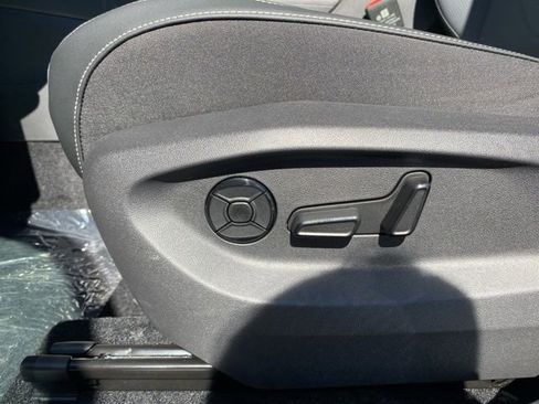 New 2025 Volkswagen Tiguan SE image 26