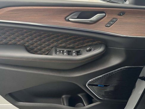 New 2025 Jeep Grand Cherokee L Summit w/ Luxury Tech Group V image 18