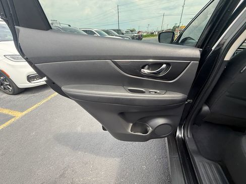 Used 2017 Nissan Rogue SV FWD image 18