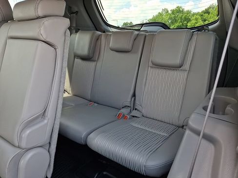 Used 2018 Toyota Highlander Plus w/ Carpet Mat Package (TMS) AWD/4WD image 12
