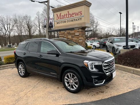 Used 2024 GMC Terrain SLT AWD/4WD image 2