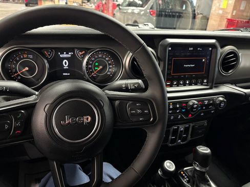 Used 2023 Jeep Gladiator Sport image 2