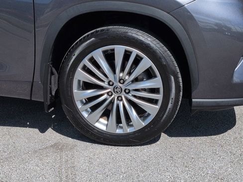 Used 2024 Toyota Highlander Platinum FWD image 10