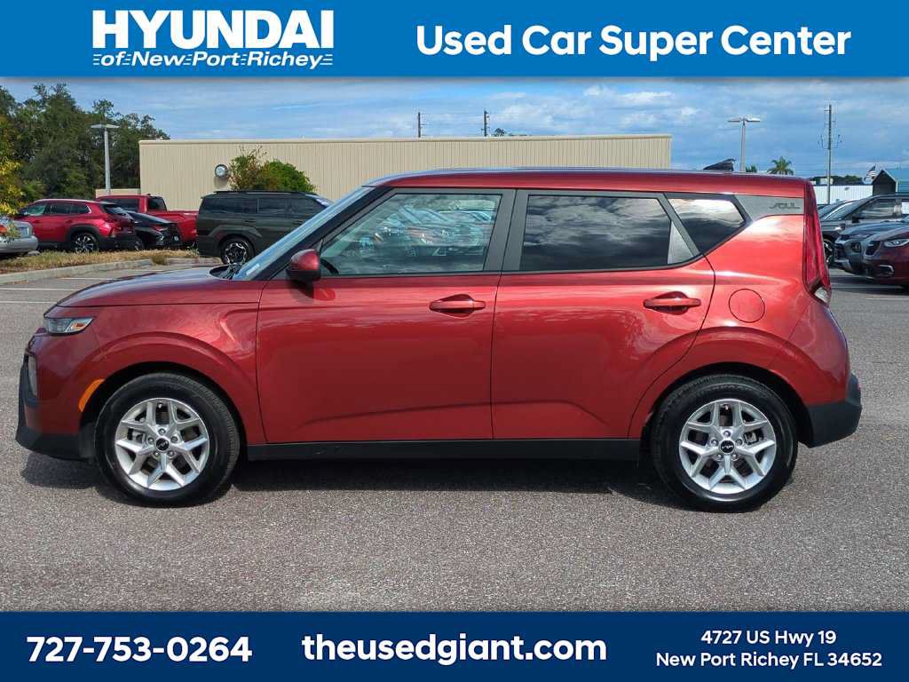 Used 2022 Kia Soul LX w/ Technology Package FWD image 2