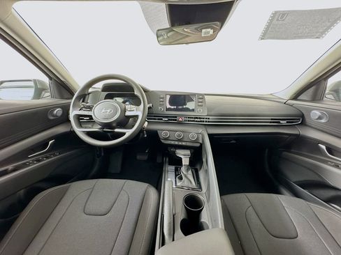 Certified 2025 Hyundai Elantra SE image 35