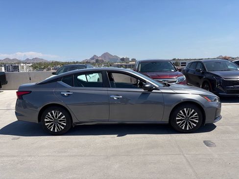 Used 2025 Nissan Altima 2.5 SV FWD image 3