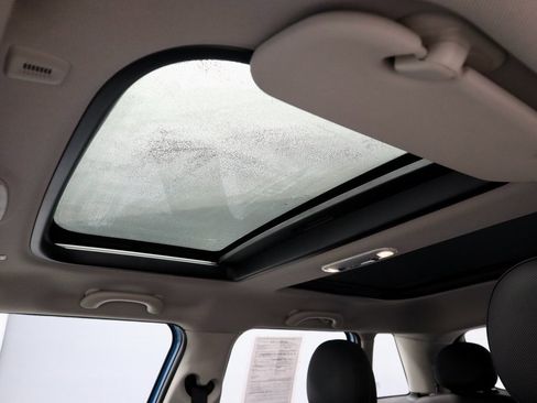 Used 2019 MINI Cooper 4-Door Hardtop w/ Signature Upholstery Package image 24