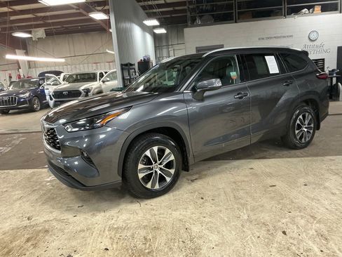 Used 2022 Toyota Highlander XLE AWD/4WD image 1