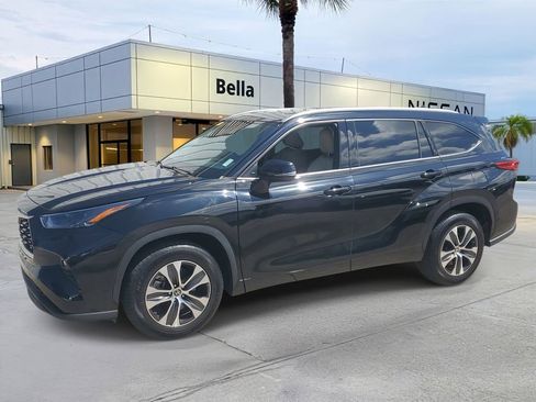 Used 2022 Toyota Highlander XLE FWD image 2
