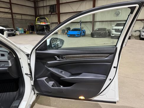 Used 2018 Honda Accord Touring image 24