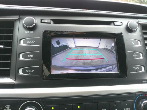 Used 2017 Toyota Highlander LE image 28