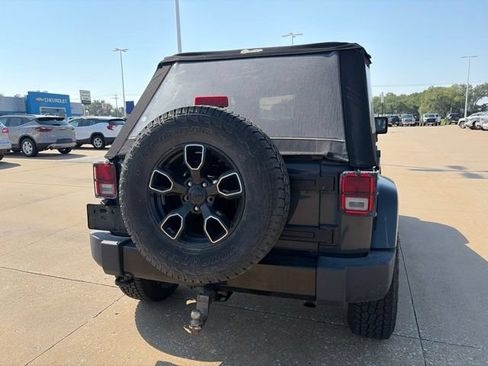 Used 2017 Jeep Wrangler Unlimited Sahara AWD/4WD image 4