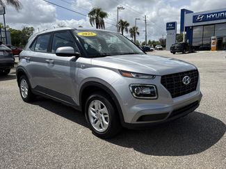 Certified 2025 Hyundai Venue SE video 1