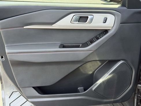 Used 2025 Ford Explorer Active RWD image 14