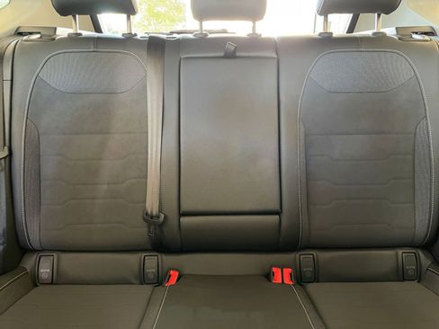 Used 2025 Volkswagen Taos SE image 33