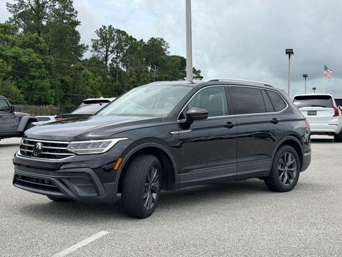 Used 2023 Volkswagen Tiguan SE w/ Panoramic Sunroof Package FWD image 6
