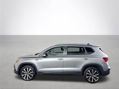 Used 2024 Volkswagen Taos SE image 9