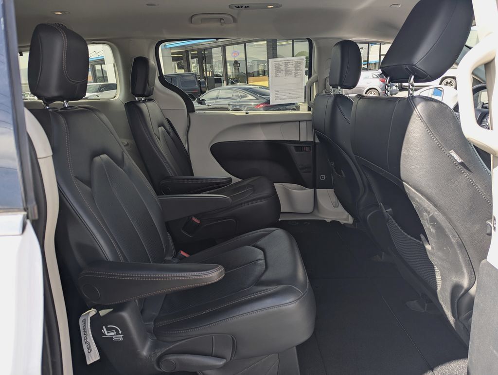 Used 2020 Chrysler Pacifica Touring-L w/ Advanced Safetytec Group FWD image 34